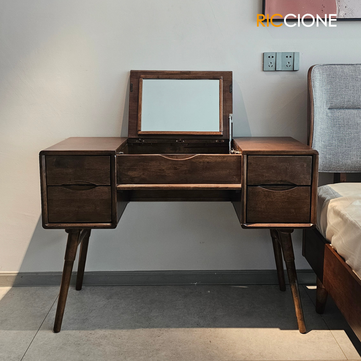 NORDIC DRESSING TABLE